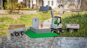 小編速讀-樂高葬禮主題積木掀爭議，玩具適合作為兒童「死亡教育」的一環嗎？